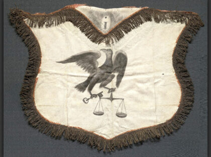 tablier aigle noir