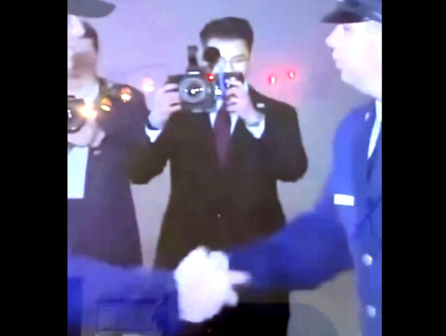 poignee de main Hegseth